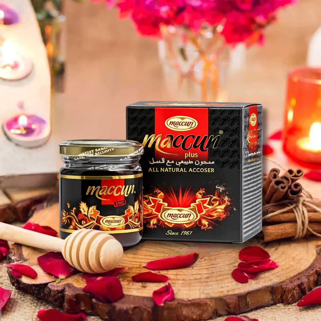 Maccun Plus pastă afrodiziac 240g în borcan negru cu ambalaj roșu, decor romantic cu petale roșii și lumânări.