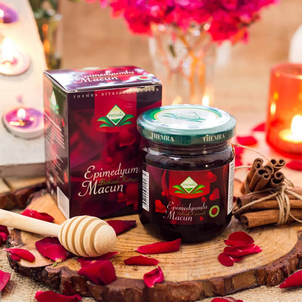 Pastă Epimedium Macun Maccun în borcan 240g pe decor cu petale roșii și miere.