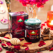 Pastă Epimedium Macun Maccun în borcan 240g pe decor cu petale roșii și miere.